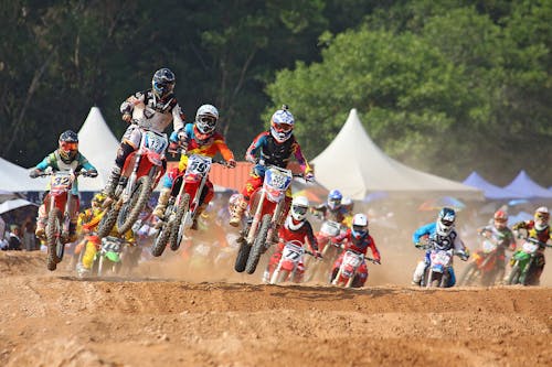 Osoba Pokazująca Motocross Racing