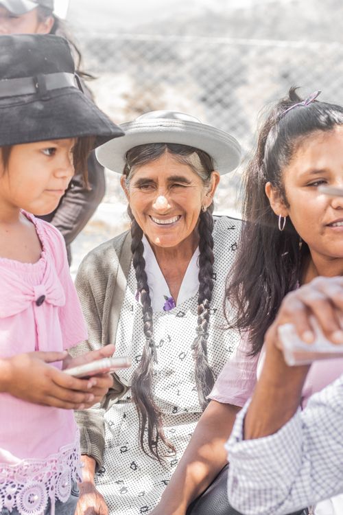 Free A heartwarming portrait of smiling women and child wearing hats, showcasing Bolivian culture in Tarija. Stock Photo