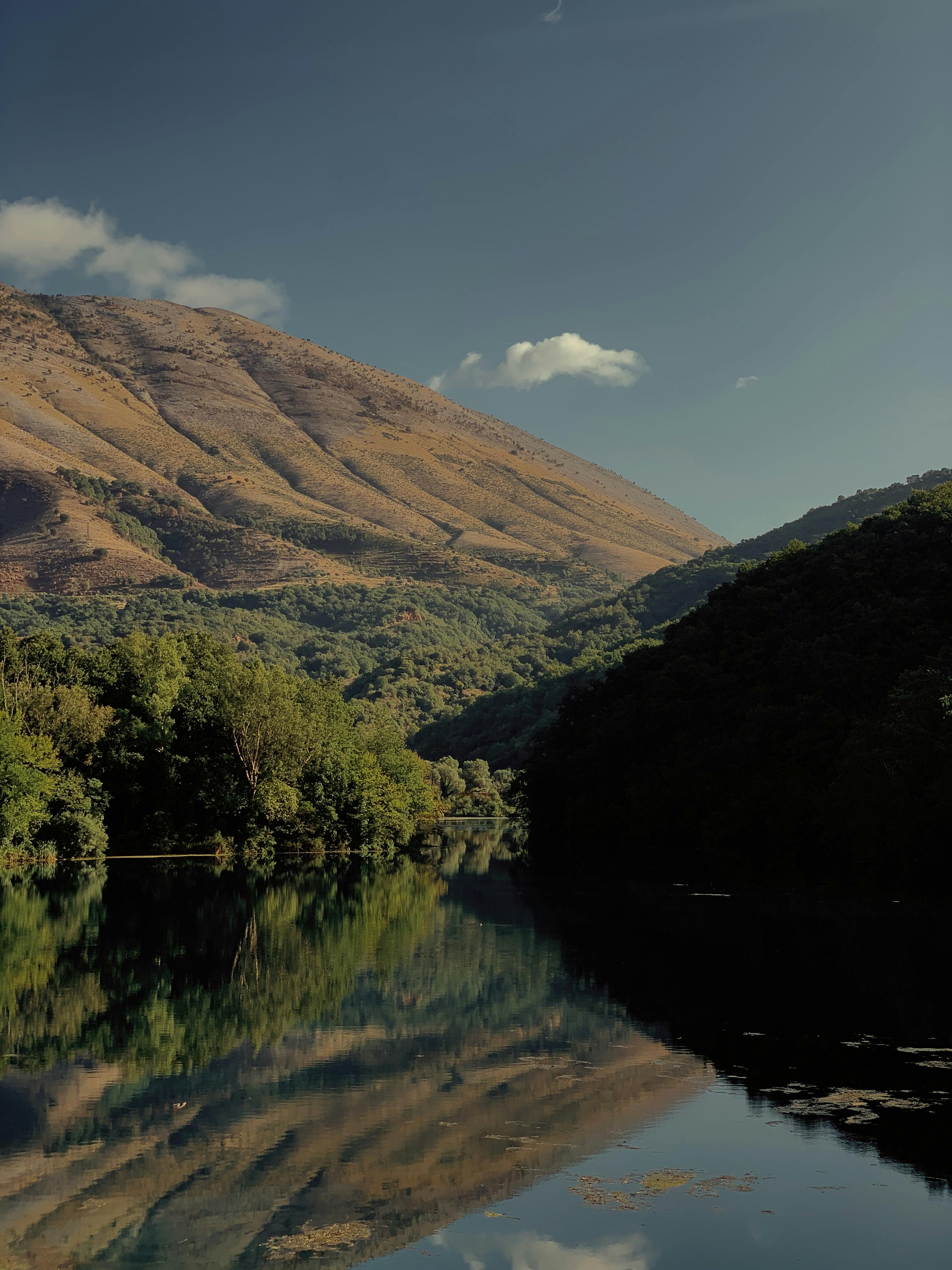 Hills around Lake · Free Stock Photo