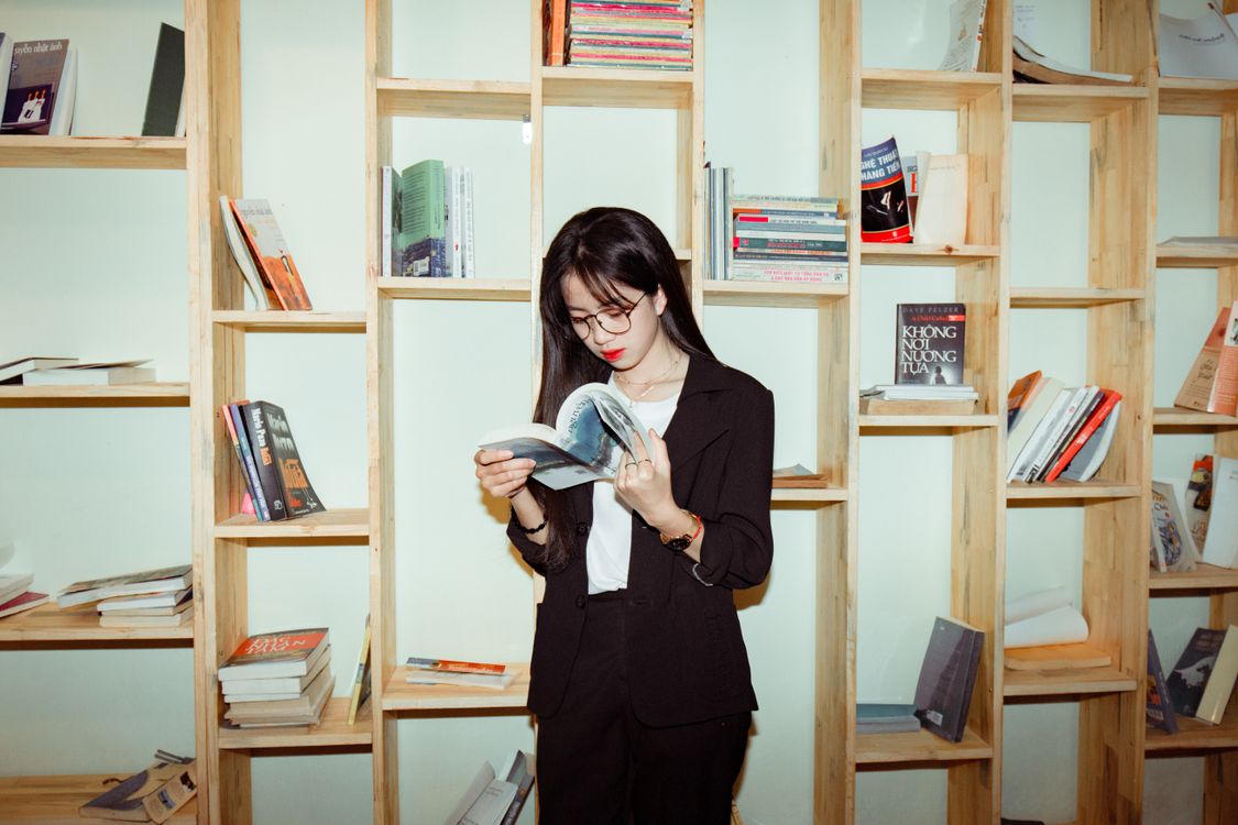 Vrouw Leest Een Boek Naast Het Raam Gratis Stockfoto vrouw-leest-een-boek-naast-het-raam-gratis-stockfoto
