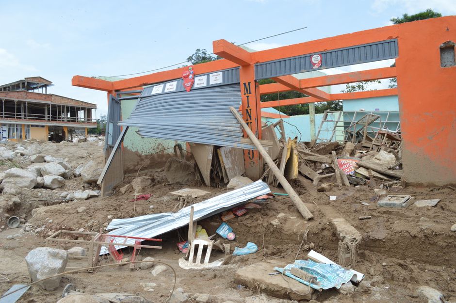 Remains of a building destroyed by a landslide in Mocoa, highlighting the disaster's impact.