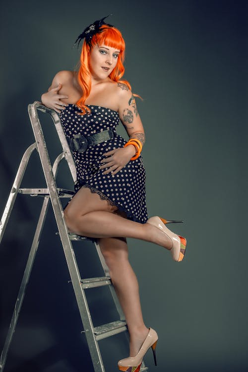 Foto profissional grátis de atraente, cabelo laranja, escada