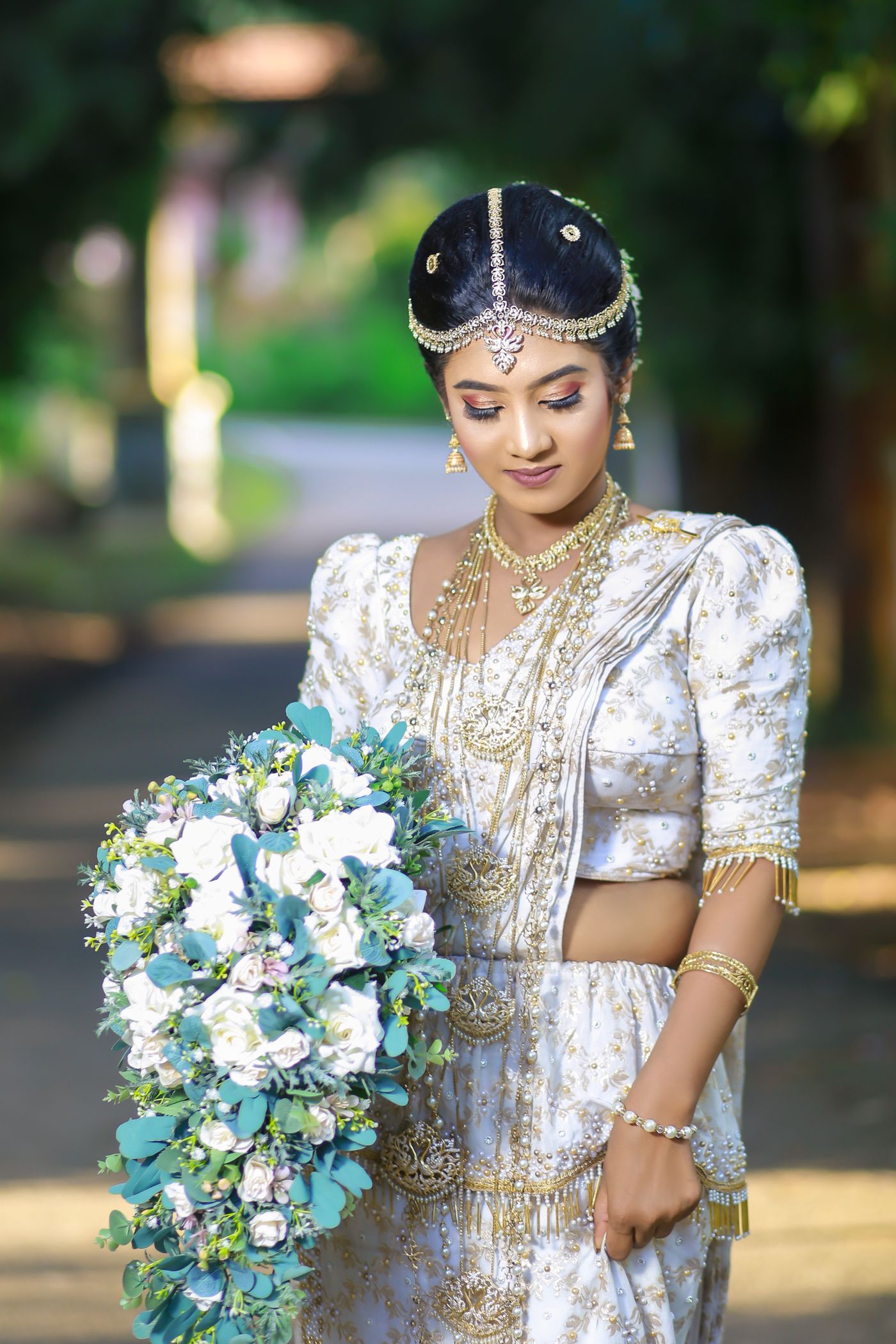 Kandyan bride in full osariya with nalalpata and traditional seven necklaces