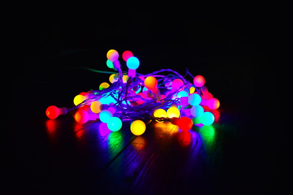 LED-lichten verlichten sprookjesachtige avondtuin. LED-lichten verlichten sprookjesachtige avondtuin.