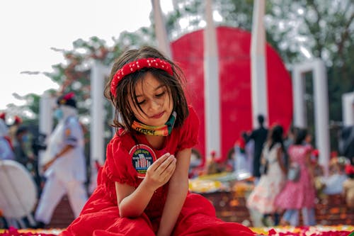 คลังภาพถ่ายฟรี ของ การมอง, ชุดสีแดง, นั่ง