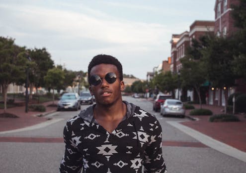 威廉斯堡的街道上，一个戴着墨镜的时尚男人自信地站着