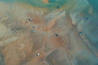 航拍照片突出了退潮时散落在沙滩上的船只的自然形态