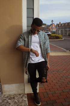 威廉斯堡的独特街景中，一位时髦年轻人的城市时尚镜头