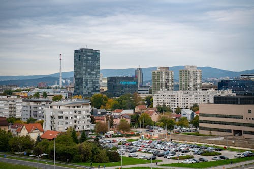 Gratis stockfoto met flatgebouwen, horizon, parkeerplaats