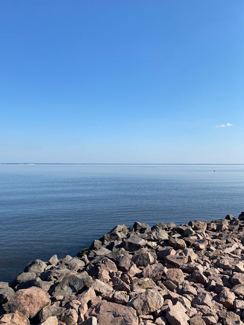 Foto profissional grátis de à beira-mar, cênico, céu azul claro