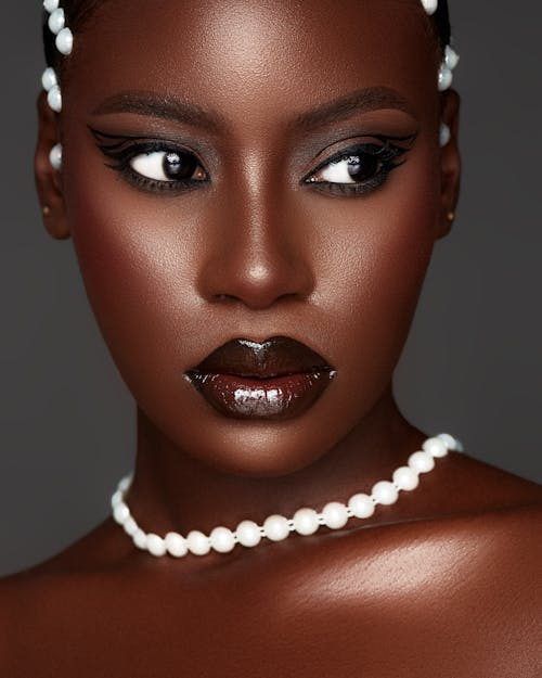 Beautiful Woman in Glamour Makeup and Jewellery 