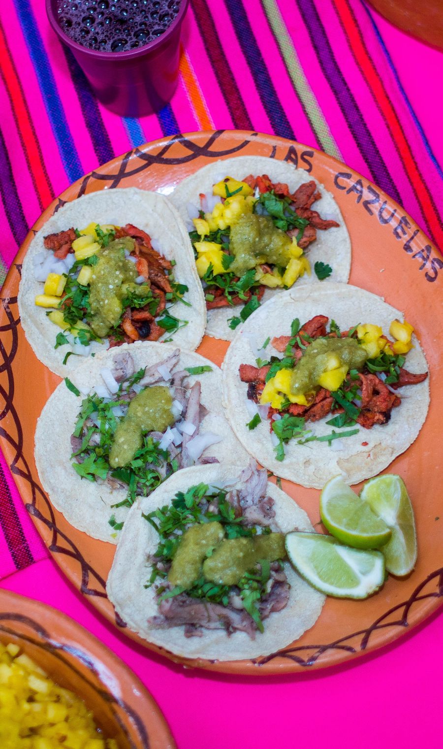 Tacos al pastor en plato de papel
