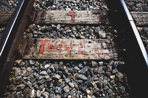 Ilmainen kuvapankkikuva tunnisteilla junanrata, kisko, kivet