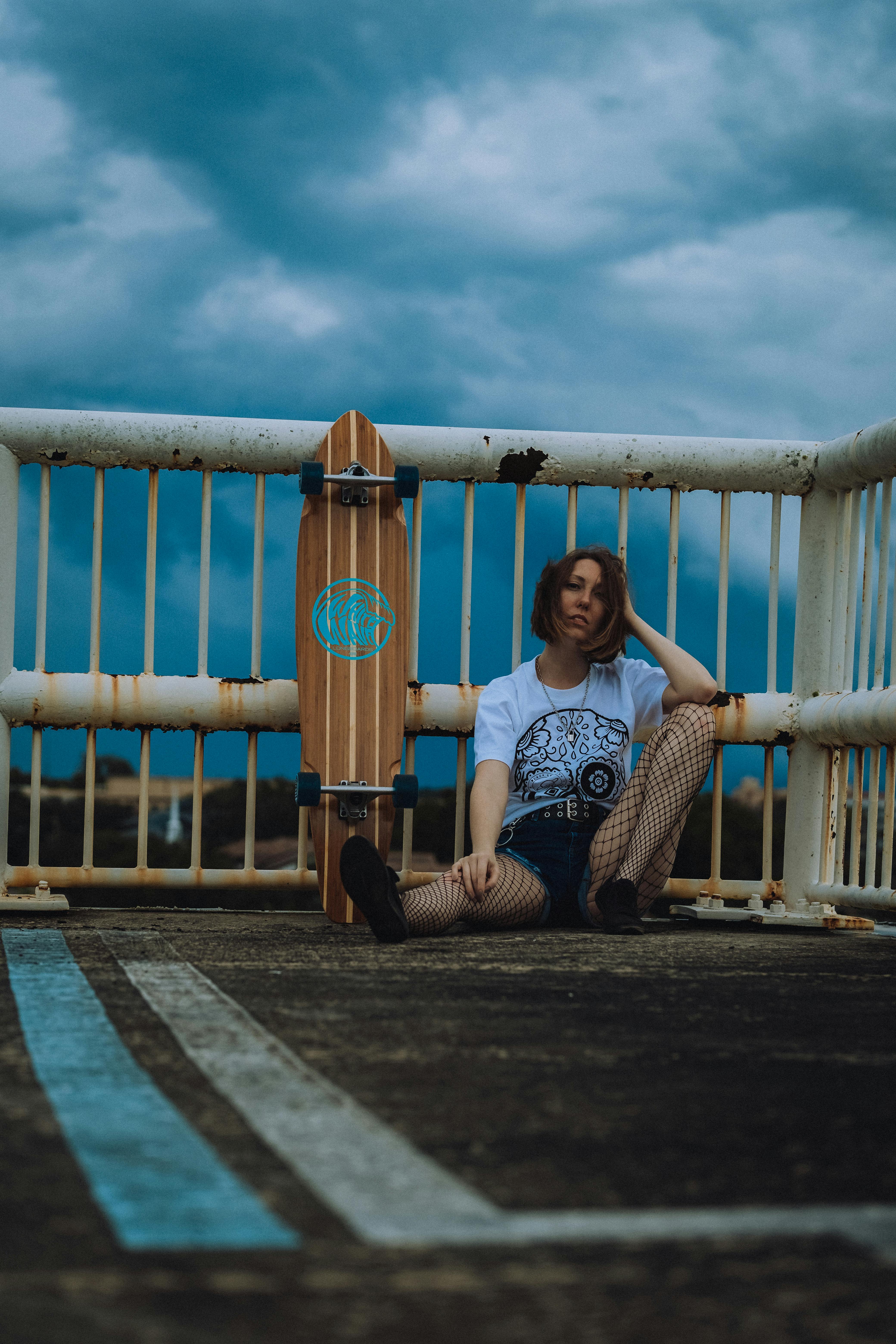 T-shirt In Hose Stecken Damen 2022 Woman in Tshirt and Fishnet Pantyhose · Free Stock Photo