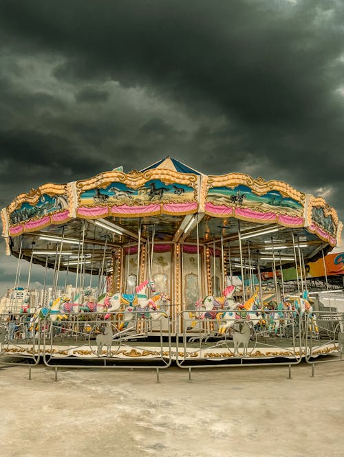 Photos gratuites de carnaval, carrousel, nuageux