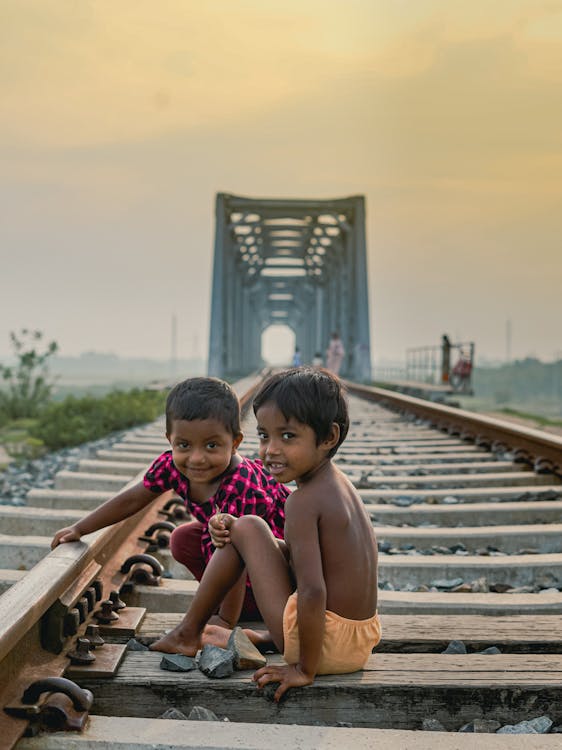 Foto d'estoc gratuïta de emocional, ferrocarril, nens