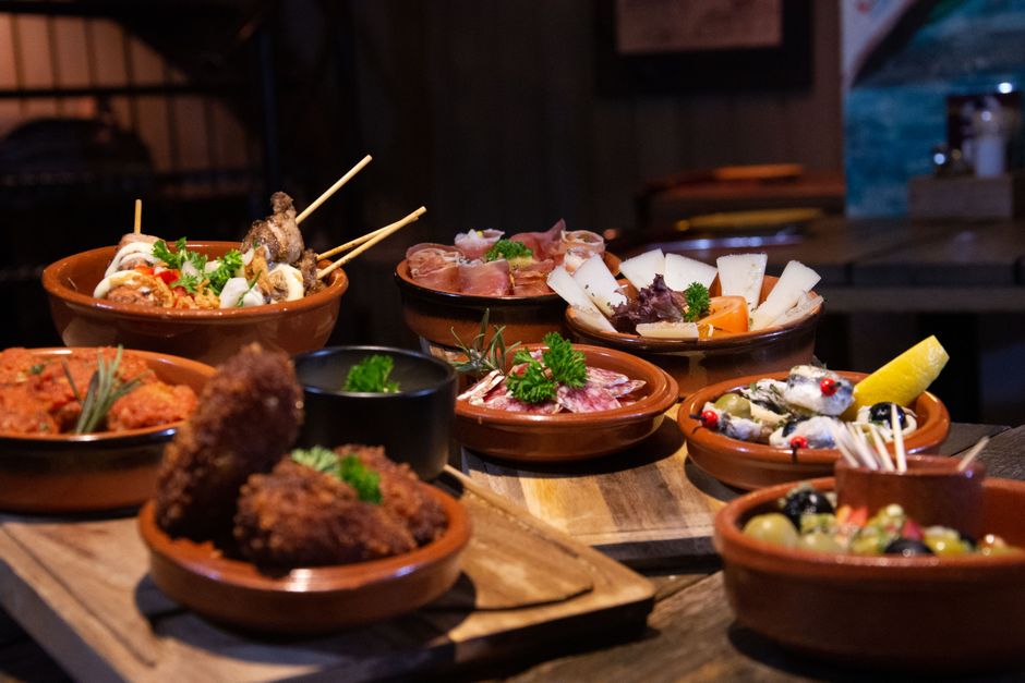 Tabla con tapas variadas en una mesa española