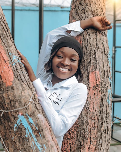 Foto profissional grátis de alegre, árvore, mulher afro-americana