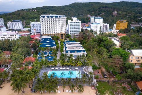 Free Aerial shot of a luxury resort with pool and palm trees in Phu Quoc, Vietnam. Stock Photo