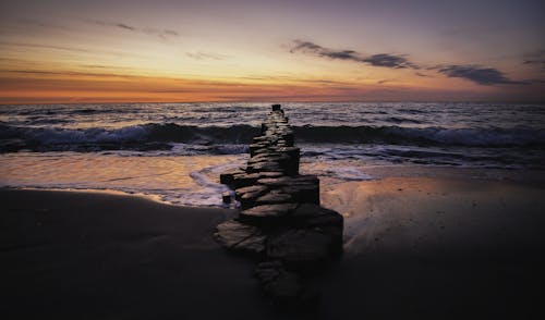 Foto profissional grátis de alvorecer, beira mar, cair da noite