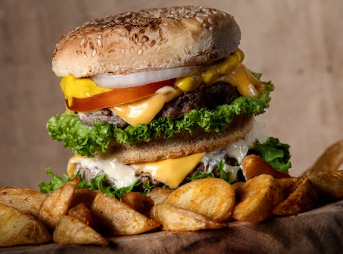 bezplatná Základová fotografie zdarma na téma bramborové klíny, cheeseburger, detail Základová fotografie