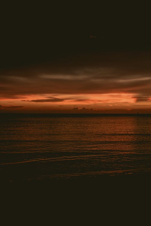 Kostnadsfri bild av bakgrundsbelyst, dramatisk himmel, hav