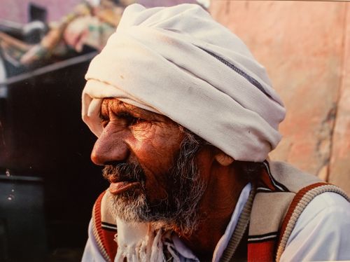 Free Close-up side view of a thoughtful elderly man wearing a traditional turban outdoors. Stock Photo