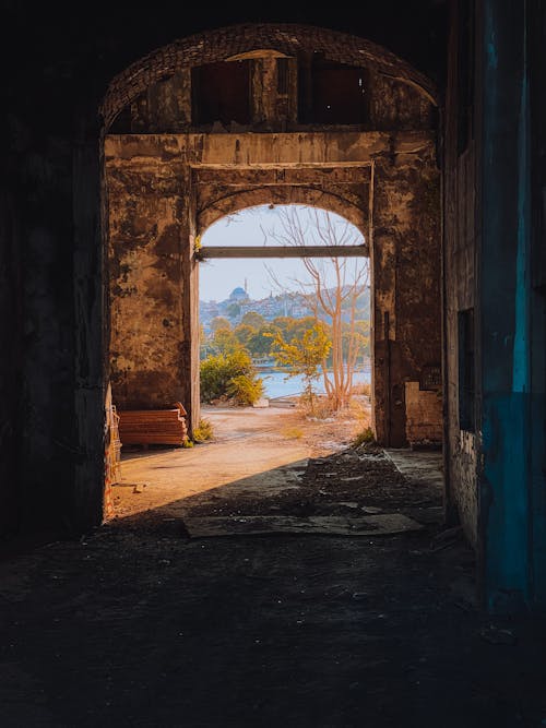 Foto profissional grátis de abandonado, antigo, arcada