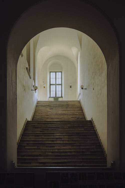 Foto profissional grátis de arcada, escadas de concreto, lâmpadas de parede