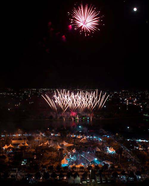 dikey atış, gece, havai fişek içeren Ücretsiz stok fotoğraf