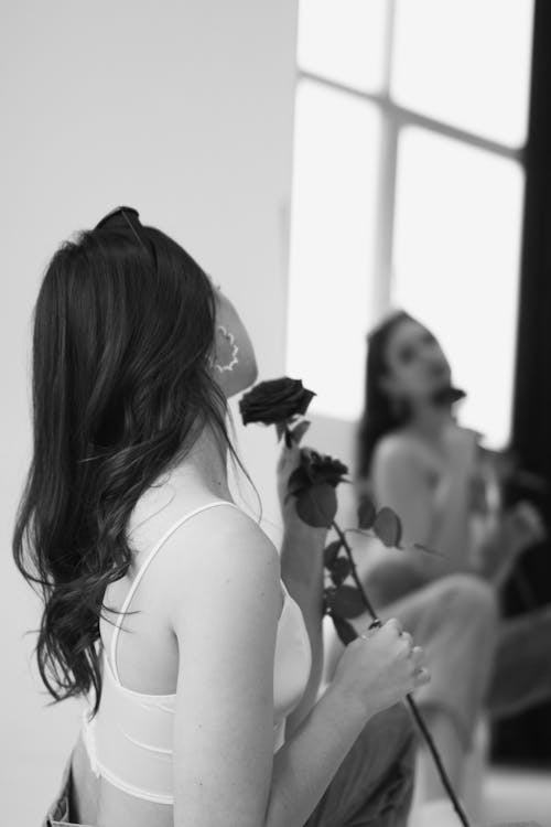Foto profissional grátis de escala de cinza, espelho, flor
