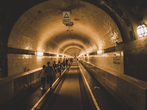 지하철 터널 내부를 걷는 사람들