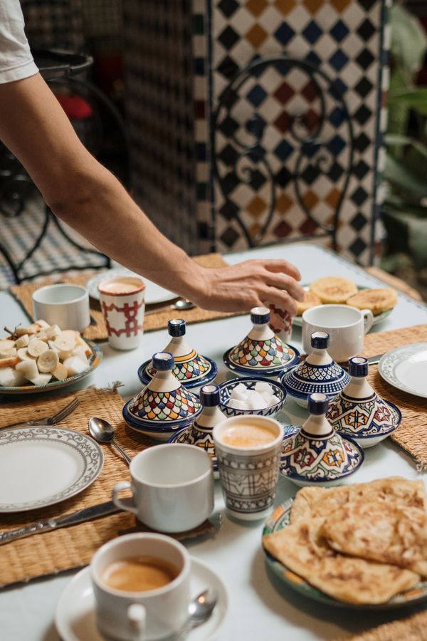Gedekte ontbijttafel met msemen en thee – inspiratie voor de Thermomix TM7 | Nacira Antwerpen
