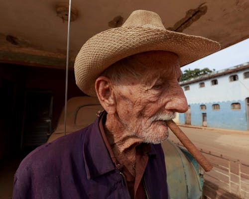 Gratis Fotos de stock gratuitas de anciano, cigarro, de cerca Foto de stock