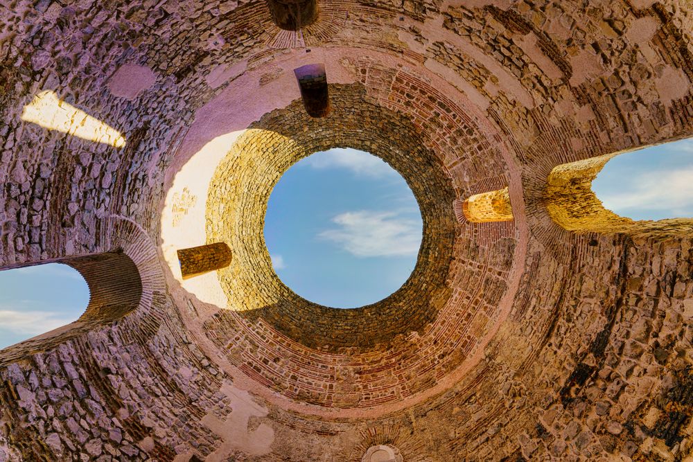 Interiorul Vestibulului roman din Palatul lui Dioclețian, cu cupola deschisă spre cer