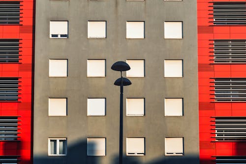 Gratis stockfoto met betonnen gebouw, buitenkant van het gebouw, lantaarn