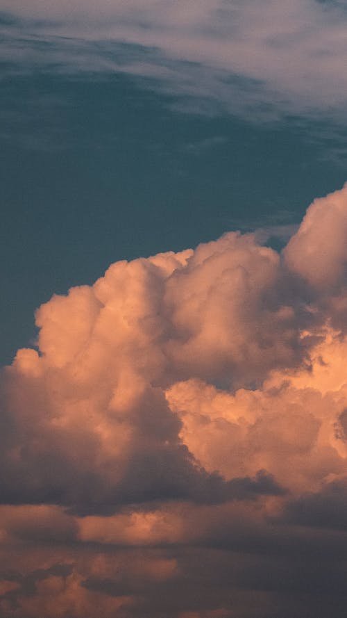 Безкоштовне стокове фото на тему «блакитне небо, вертикальні постріл, хмари»