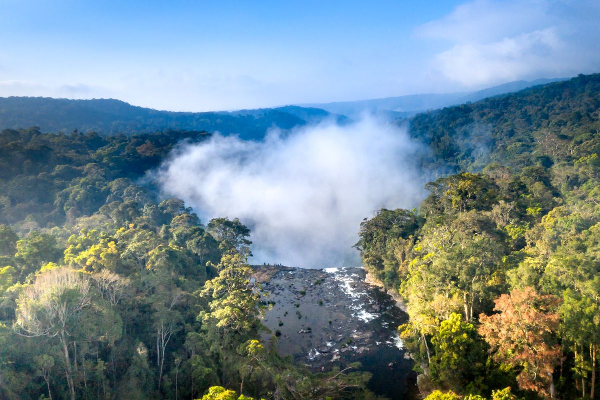 Cascata naturale e vapore acqueo atmosferico