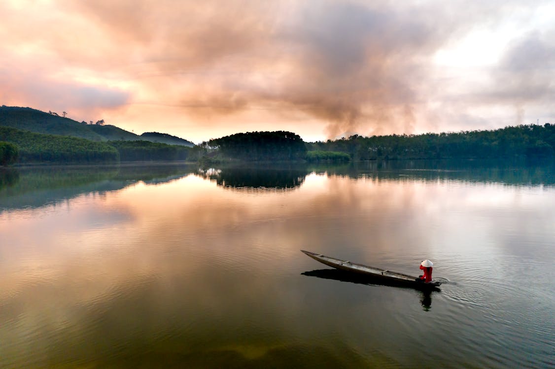 Foto profissional grátis de árvores, barco, cair da noite