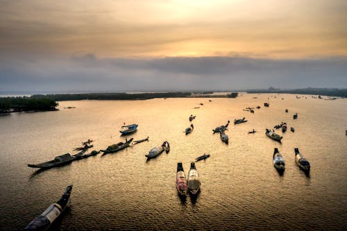 Foto profissional grátis de barcos, crepúsculo, embarcações