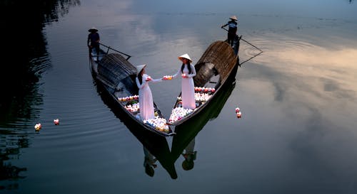 Бесплатное стоковое фото с азиатская шляпа, ао дай, весельная лодка