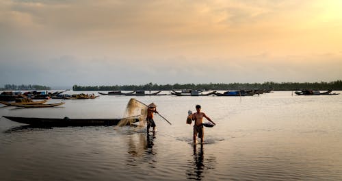 Fotos de stock gratuitas de amanecer, barcos, hombres