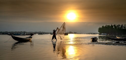 Бесплатное стоковое фото с закат, лодки, река