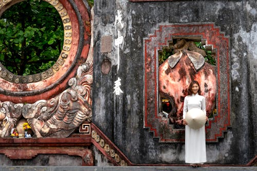 Free Woman in White Dress Holding a Hat Stock Photo