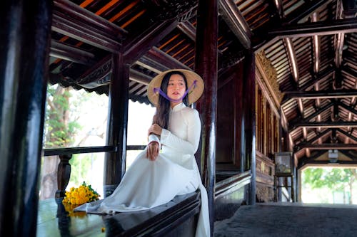亞洲女人, 傳統服飾, 坐 的 免費圖庫相片