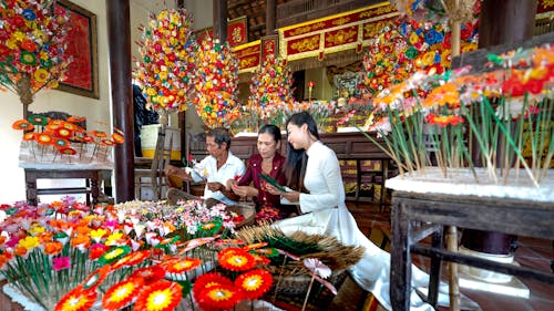 Kostnadsfri bild av asiatisk kvinna, asiatisk man, blomma