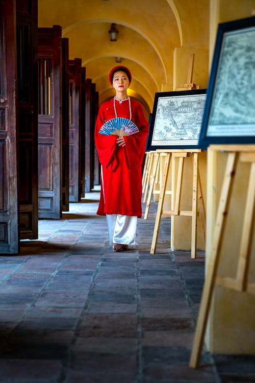 Kostenloses Stock Foto zu asiatische frau, flur, kleid