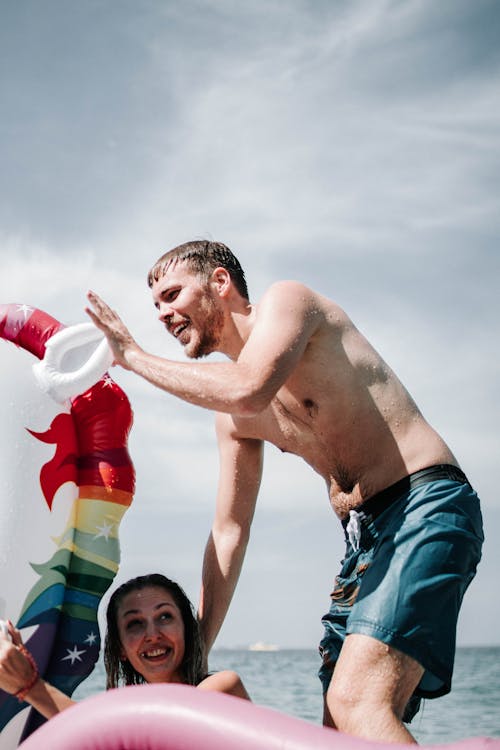 Topless Man Achter Vrouw