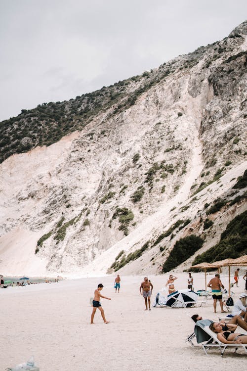 Gente En La Playa Cerca De La Montaña