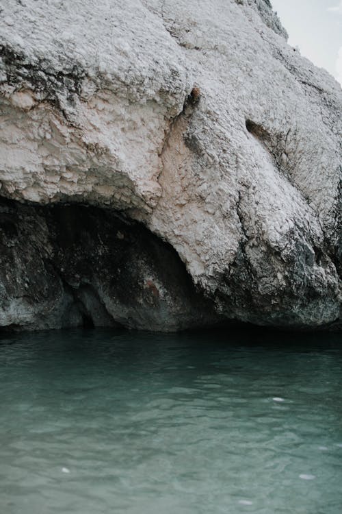 Cuerpo De Agua Cerca De La Formación De Roca Gris